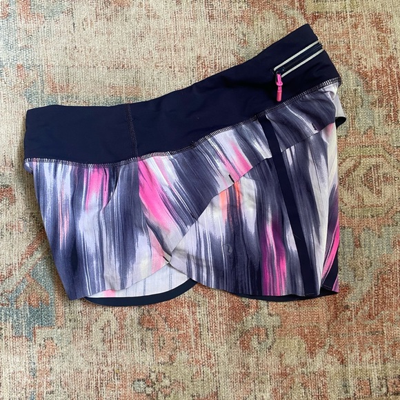 Lululemon women’s shorts size 4 great condition - Picture 3 of 6